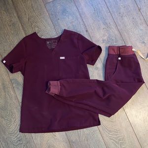 Figs XS deep purple scrub set
